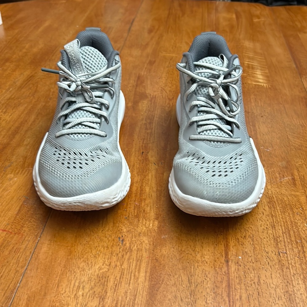Basketball shoes